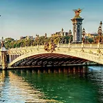 1 Bedroom Apt Only 15 Min Walk To The Louvre