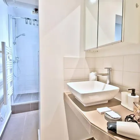 1 Bedroom Only 15 Min Walk To The Louvre * Parigi