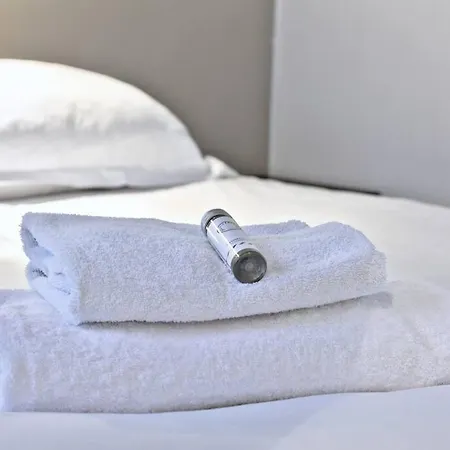 Appartamento 1 Bedroom Only 15 Min Walk To The Louvre Parigi