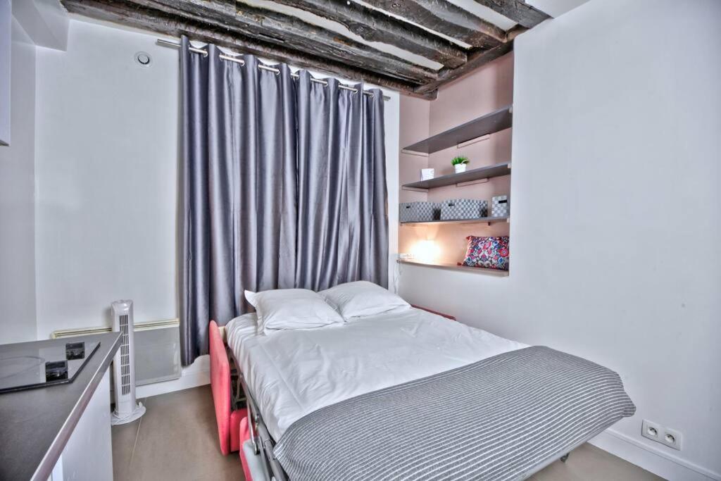 Appartamento 1 Bedroom Only 15 Min Walk To The Louvre Parigi